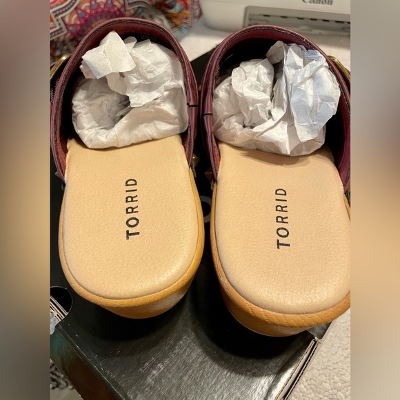 🌟HP🌟STUDDED CLOGS Torrid Roomy 8.5 Burgundy Wooden 3.5” Heel NEW Extra Comfy - Picture 9 of 13